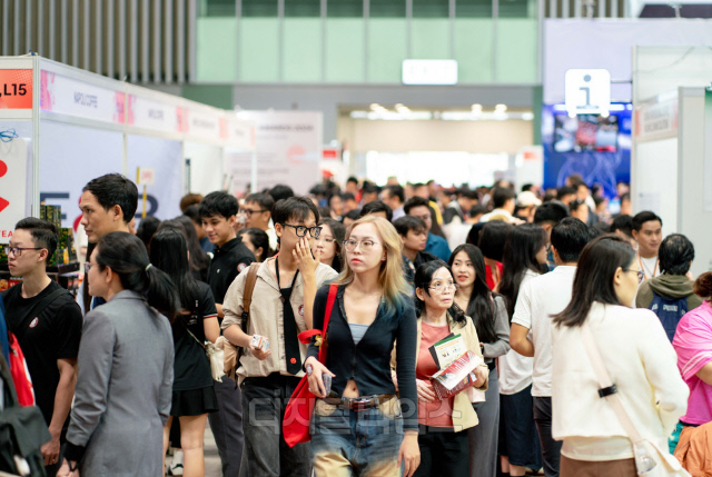 '베트남 국제 리테일숍 및 프랜차이즈쇼'와 '베트남커피엑스포' 찾은 현지 참관객들이 전시회를 관람하고 있다. [사진제공=코엑스]